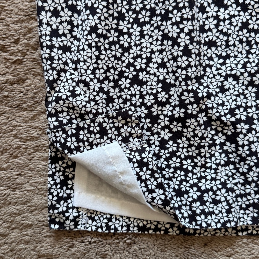 Casual Corner Black and White Floral A-line Skirt. Size 12 - Picture 6 of 10